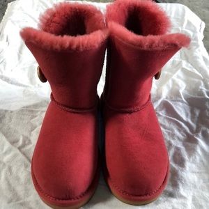 Never worn Bailey wooden button UGG boot